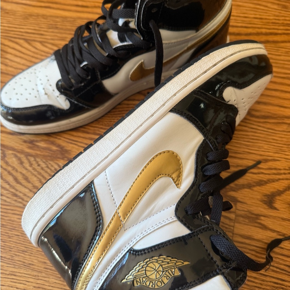 Jordan 1 mid patent black white gold
Size 10
557424-017